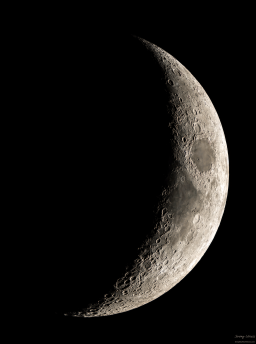 A beautiful, clear night prompted me to try a new combination by using my Sony A7R IV camera on the Celestron EdgeHD 9.25', a combination I hadn't tried before. It resulted in my highest resolution image of the moon ever.