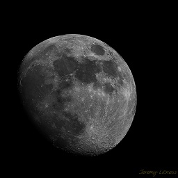 A gibbous moon in January 2022.
