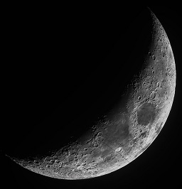 A crescent moon in February 2022.